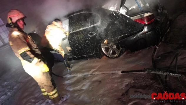 Uşak'ta park halindeki 2 otomobil yandı