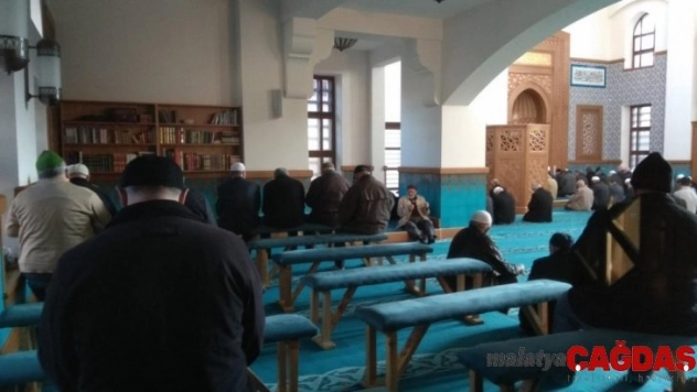 Üsküdar'da kiliseye benzetilen camide sabit oturaklar kaldırıldı