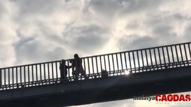 Üst geçide çıkıp boks yaptılar