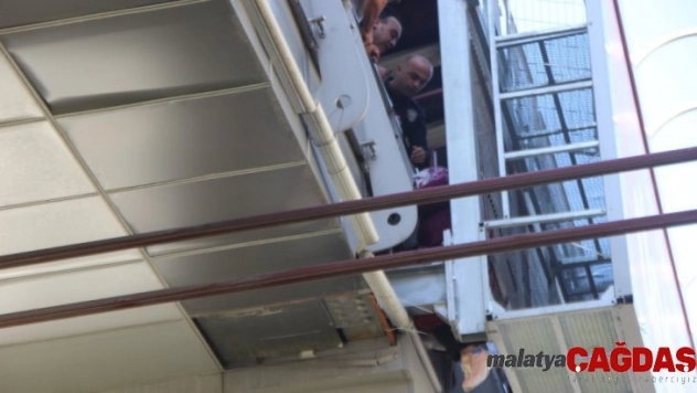 Üst geçitten atlamak isteyen kadını gördüler, telefonlara sarıldılar