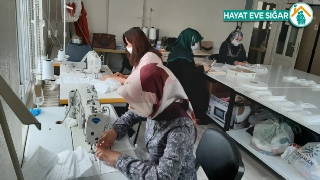 Usta öğreticiler il özel idaresi için maske üretiyor
