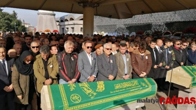 Usta yönetmen Tunç Başaran son yolculuğuna uğurlandı