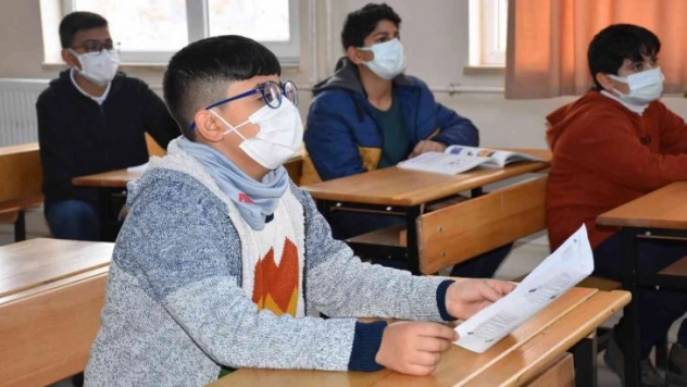 Üşüyen kedinin üstüne hırkasını örten çocuk İHA'ya konuştu