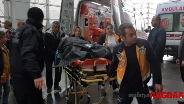 Üvey kardeşlerin kavgası kanlı bitti: 4 yaralı