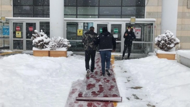 Uyuşturucu madde satarken suçüstü yakalandı