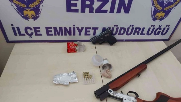 Uyuşturucu operasyonunda 2 silah ile 59 adet uyuşturucu hap ele geçirildi