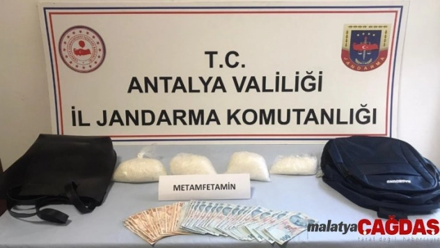 Uyuşturucu taciri aracıyla suçüstü yakalandı