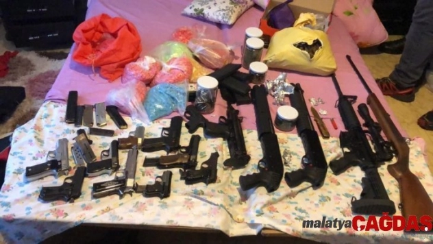 Uyuşturucu ve silah kaçakçısının evine baskın