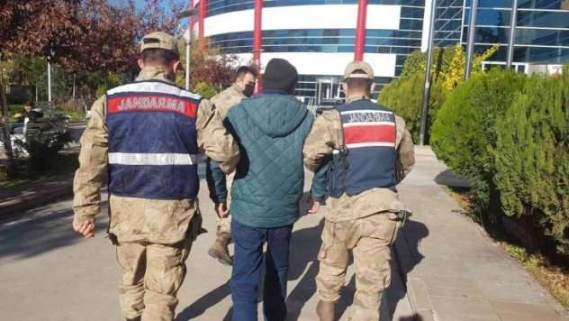 Uyuşturucudan gözaltına alınan şahıs adliyeye sevk edildi