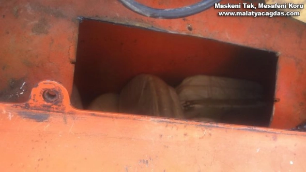 Uyuşturucuları traktörün gösterge paneline saklamışlar