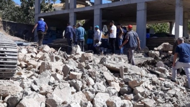 Üzerine güneş enerjisi paneli düşen işçi yaralandı