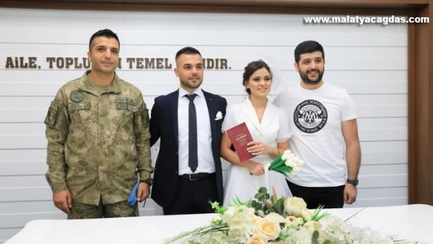 Uzman çavuşun nikah şahidi komutanı oldu