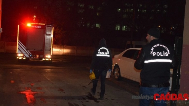 Vagonların üstünden atlayan genç yüksek gerilim hattına kapılarak öldü