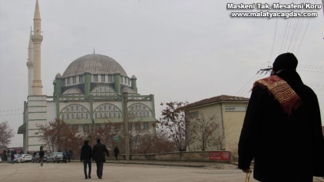 Vatandaşlar Cuma namazı için dışarı çıktı