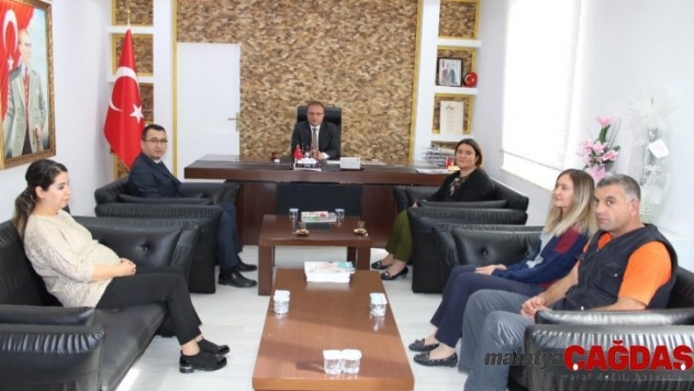 Vakıf personeline teşekkür belgeleri verdi