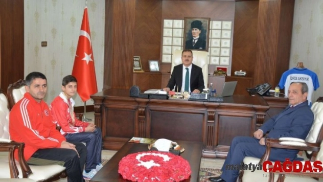 Vali Akbıyık, Balkan şampiyonunu altınla ödüllendirdi