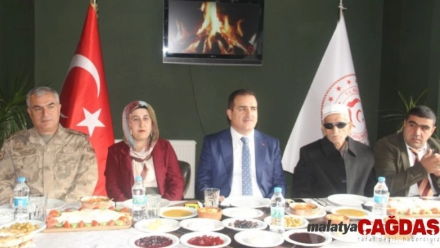 Vali Akbıyık, engellilerle bir araya geldi