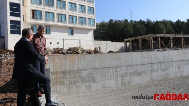 Vali Atik, spor tesisinde incelemelerde bulundu