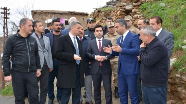 Vali Aydın Baruş, Doğanyol ilçesindeki depremzedeleri ziyaret etti     