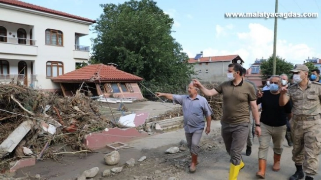 Vali Ayhan afet bölgesinde yaraları sarıyor