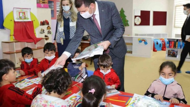 Vali Ayhan'dan öğrencilere kitap hediyesi