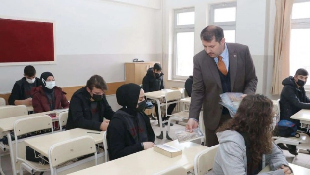 Vali Ayhan'dan öğrencilere kitap hediyesi