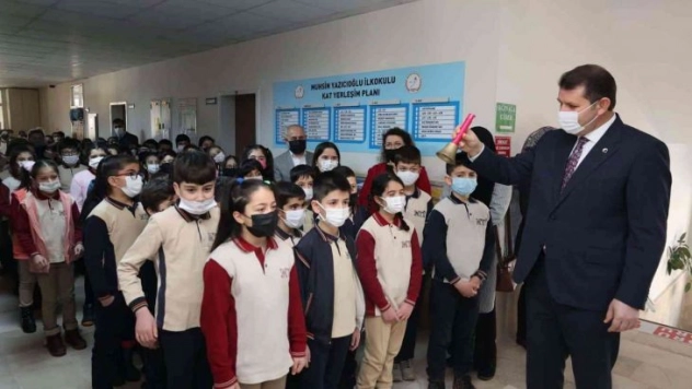 Vali Ayhan öğrencilerin heyecanına ortak oldu