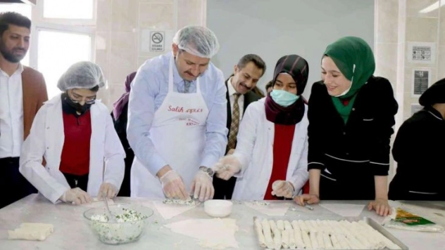 Vali Ayhan, öğrencilerle börek yaptı