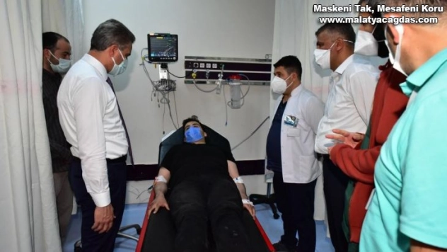 Vali Baruş kazazedeleri ziyaret etti