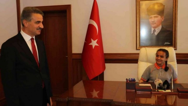 Vali Baruş, koltuğunu 4'inci sınıf öğrencisi Sude'ye devretti