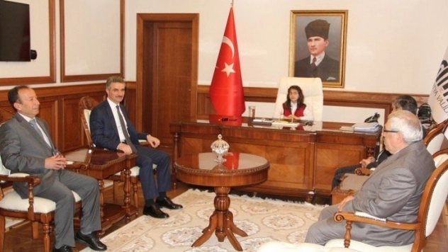 Vali Baruş koltuğunu Nida Uvat'a devretti