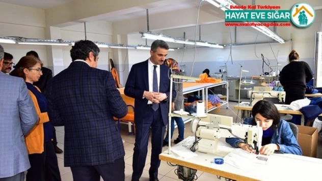 Vali Baruş, maske ve dezenfektan üretimi yapan liseleri ziyaret etti