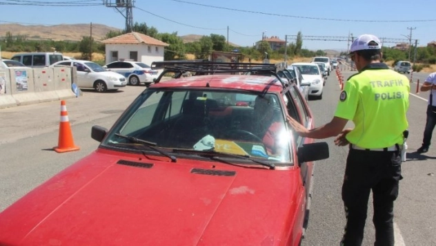 Vali Baruş trafik denetimine katılarak sürücüleri uyardı