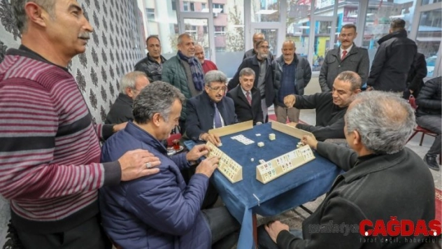 Vali Bilmez okey oynayıp vatandaşın taleplerini dinledi