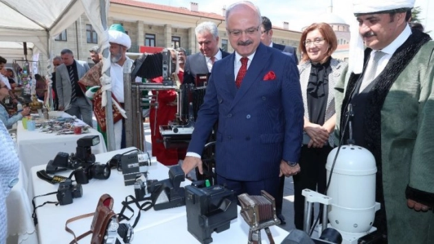 Vali Çakacak, kaybolmaya yüz tutmuş mesleklerin stantlarını gezdi