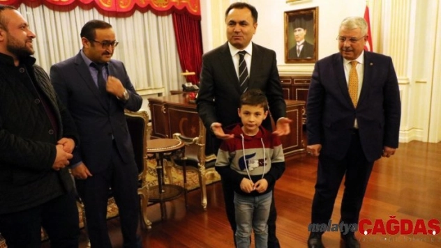 Vali Çakır 'bayrak sevdalısı' öğrenciyi makamında ağırladı