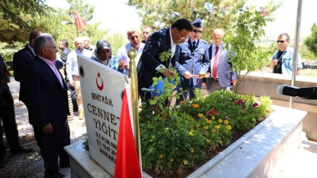 Vali Çiçek 15 Temmuz şehitlerinin kabirlerini ziyaret etti