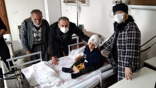 Vali Çuhadar, köpek saldırısına uğrayan çocuğu ziyaret etti