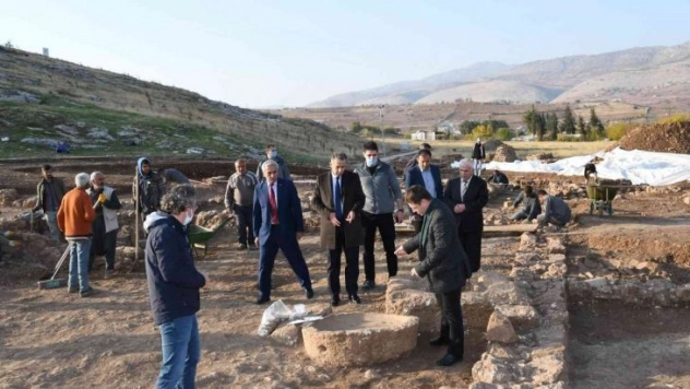 Vali Çuhadar Perre Antik Kentinde incelemeler yaptı