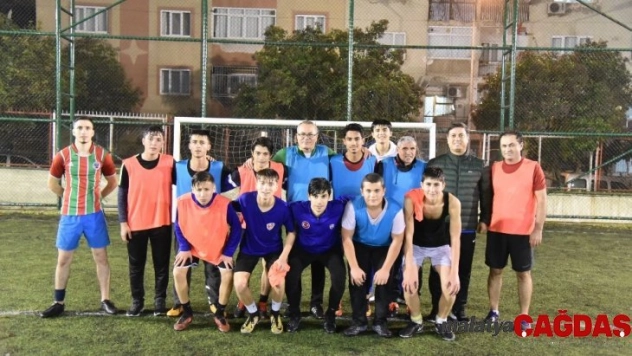Vali Deniz, sevgi evlerinde kalan gençlerle futbol maçı yaptı