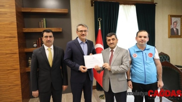 Vali Ekinci, kurban bağışında bulundu