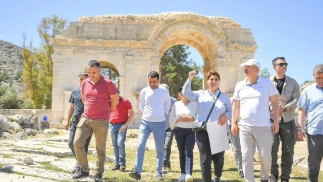 Vali Elban: 'Anavarza, Efes'ten çok daha büyük bir antik kent'