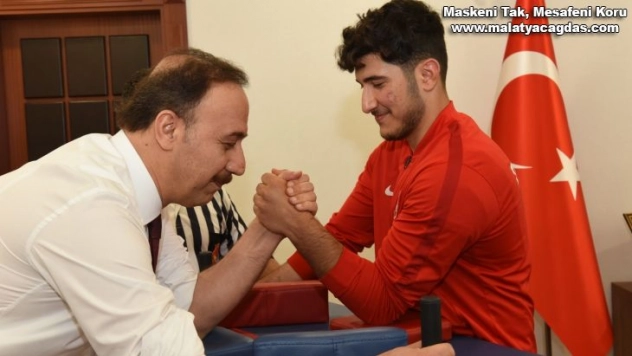 Vali Erin şampiyon sporcu Ocakoğlu'nu nakavt etti