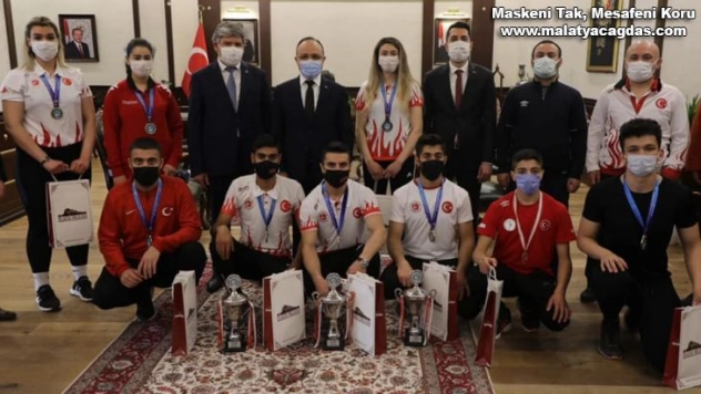 Vali Erkaya Yırık, derecelerle dönen sporcuları ağırladı