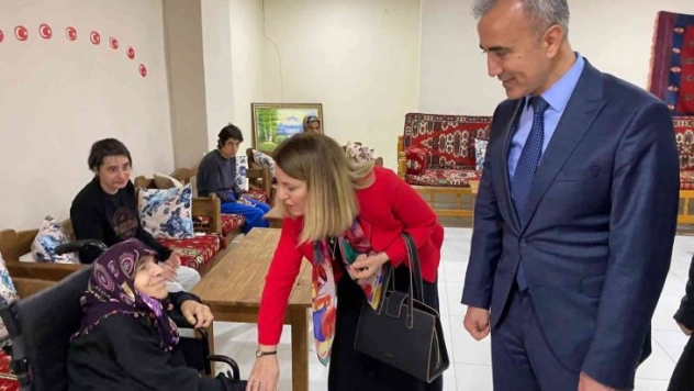 Vali eşi Çuhadar'dan gönüllere dokunan ziyaret