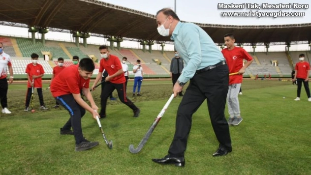Vali gençlerle çim hokeyi oynadı