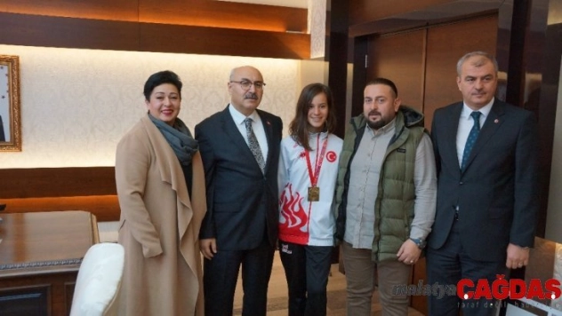 Vali Köşger, Muay -Thai şampiyonunu ağırladı