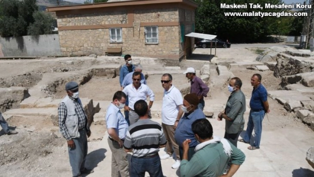 Vali Mahmut Çuhadar, arkeolojik kazı çalışmalarını inceledi