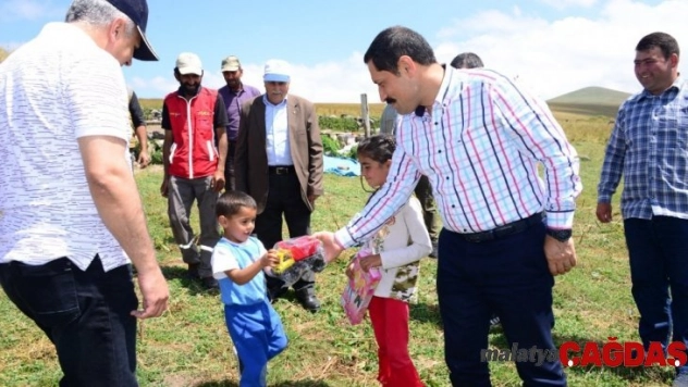 Vali Masatlı, Çıldır yaylalara çıkan vatandaşları ziyaret etti, sorunlarını dinledi