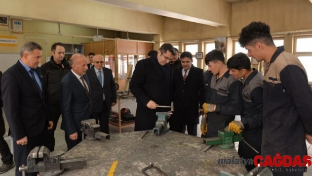 Vali Memiş, görme engelli çocukları okullarında ziyaret etti, birlikte şarkı söyledi